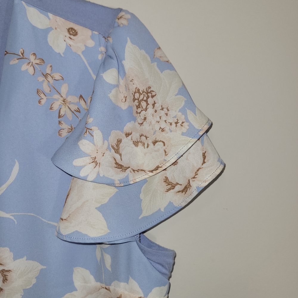 RW&CO Floral Blue V Neck Blouse Flutter Sleeve Romantic Top M - Picture 4 of 7